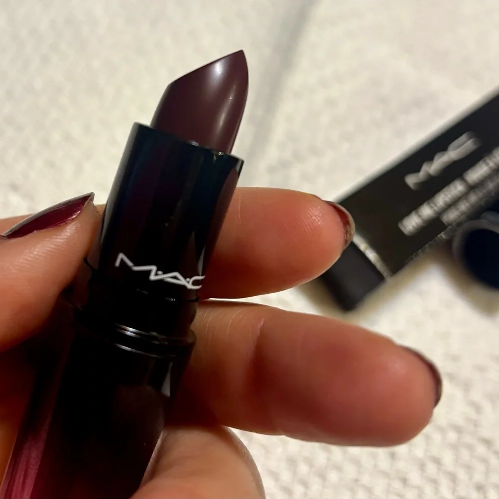 MAC Cosmetics NWT Love Me lipstick - #410 La Femme Bold Plum - Picture 2 of 5